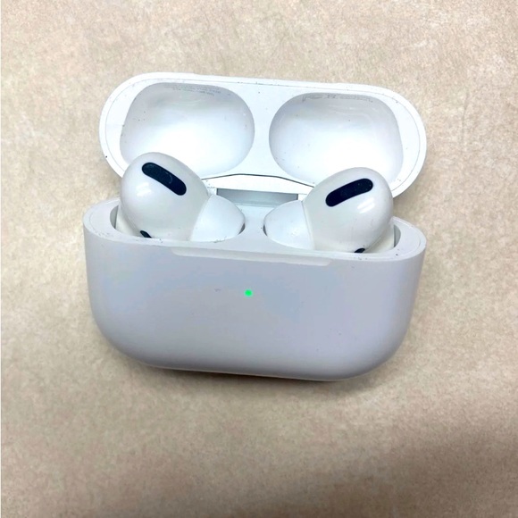 Selling because I got the AirPods 2nd gen - Picture 1 of 1